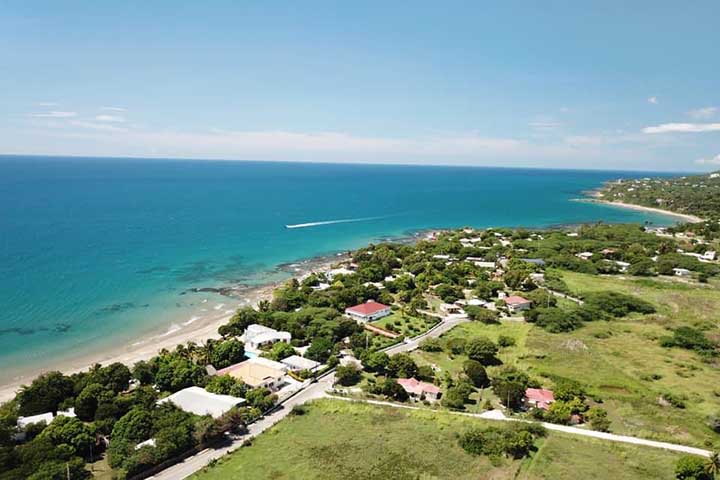 <p>Na praia Bob Marley, por exemplo, as comunidades rastafári travam uma batalha na Justiça contra um resort de luxo avaliado em US$ 200 milhões (cerca de R$ 1,1 bilhão).</p>
