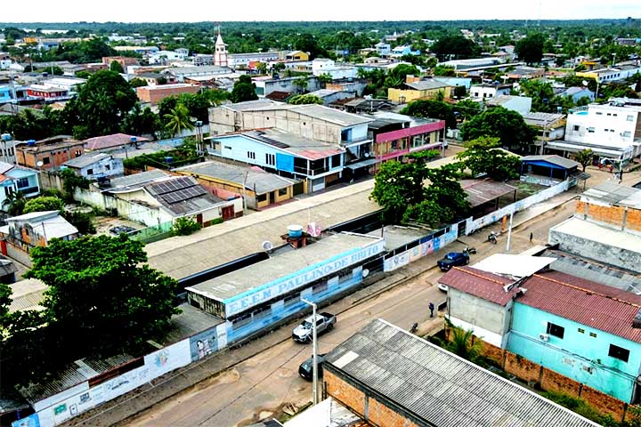 <p>Portel (PA) – 42,23 pontos – Desafios logísticos devido à localização ribeirinha remota. Educação e saúde têm baixa qualidade e alcance. Alta vulnerabilidade econômica devido à falta de alternativas econômicas.</p>
