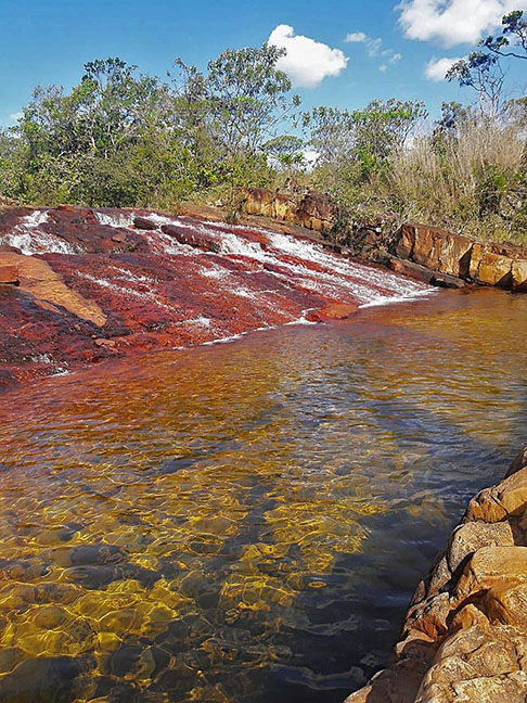 <p>O lugar é incrível para quem adora cachoeiras, caminhadas e até para quem quer entender mais sobre como se tiram os cristais da terra.</p>
