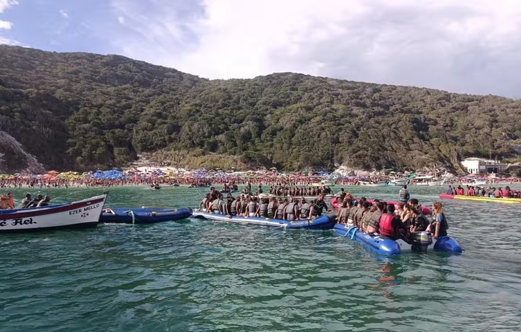 <p>A superlotação nas praias de Arraial do Cabo levou o ICMBio a recomendar “interdição imediata” de desembarques nas raias destinadas a barcos de maior porte, entre 25 e 80 passageiros. A situação ocorreu em locais como a Praia do Forno e as prainhas do Pontal do Atalaia.</p>
