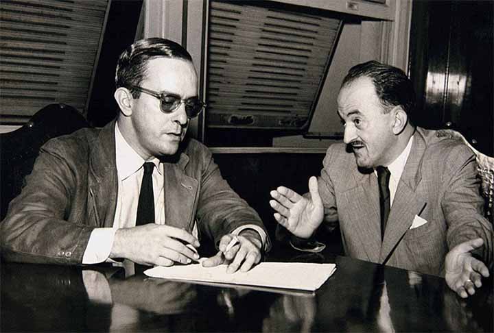 <p>No Brasil, por volta de 1926, o empresário Francisco Serrador, que idealizou a famosa Cinelândia, no Centro da cidade do Rio de Janeiro, lançou o cachorro-quente em seus cinemas. A novidade inspirou Lamartine Babo e Ary Barroso, a criarem em 1928, a marchinha de carnaval “Cachorro-Quente”.</p>
