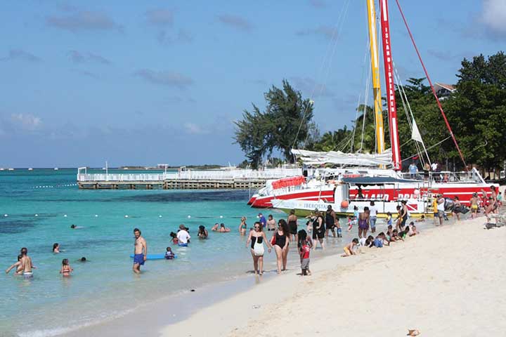 <p>Para os defensores do acesso livre, a solução é simples: garantir aos jamaicanos o mesmo direito de desfrutar do mar que há décadas sustenta sua identidade cultural.</p>
