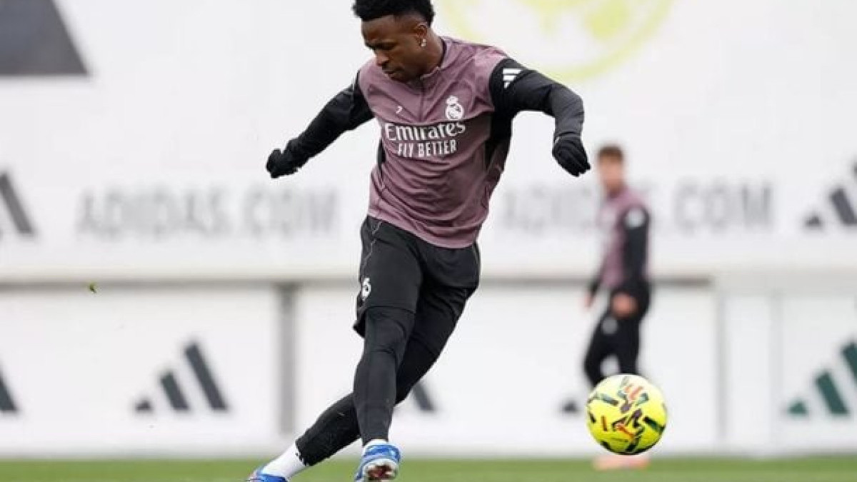 Incômodo sobre atrasos de jogadores em treinos gerou conversa entre o atacante e o treinador