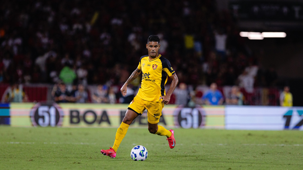 Lateral-direito Aderlan no jogo Flamengo x Sport, no Maracan&atilde;, pelo Campeonato Brasileiro S&eacute;rie A 2025