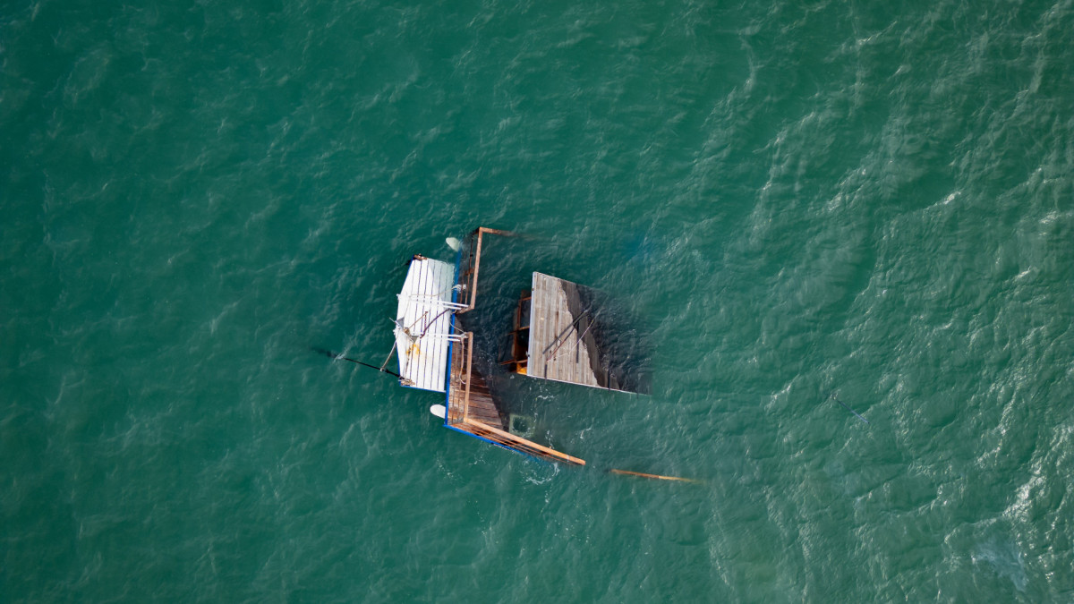 Catamar&atilde; naufraga na enseada do mar do Mucuripe