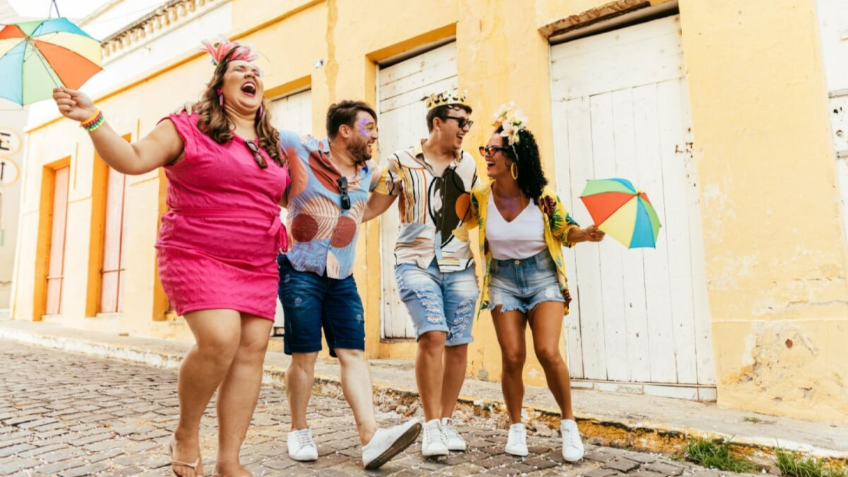 Carnaval sob calor recorde acende alerta para inchaço e dor nas pernas