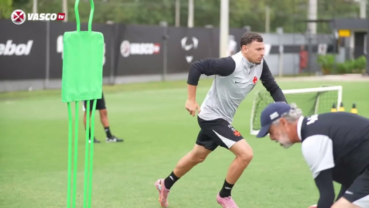 Vasco treina para primeiro clássico de 2026