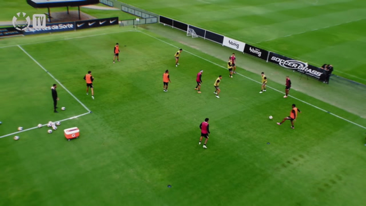 Memphis Depay volta a treinar com o elenco do Corinthians