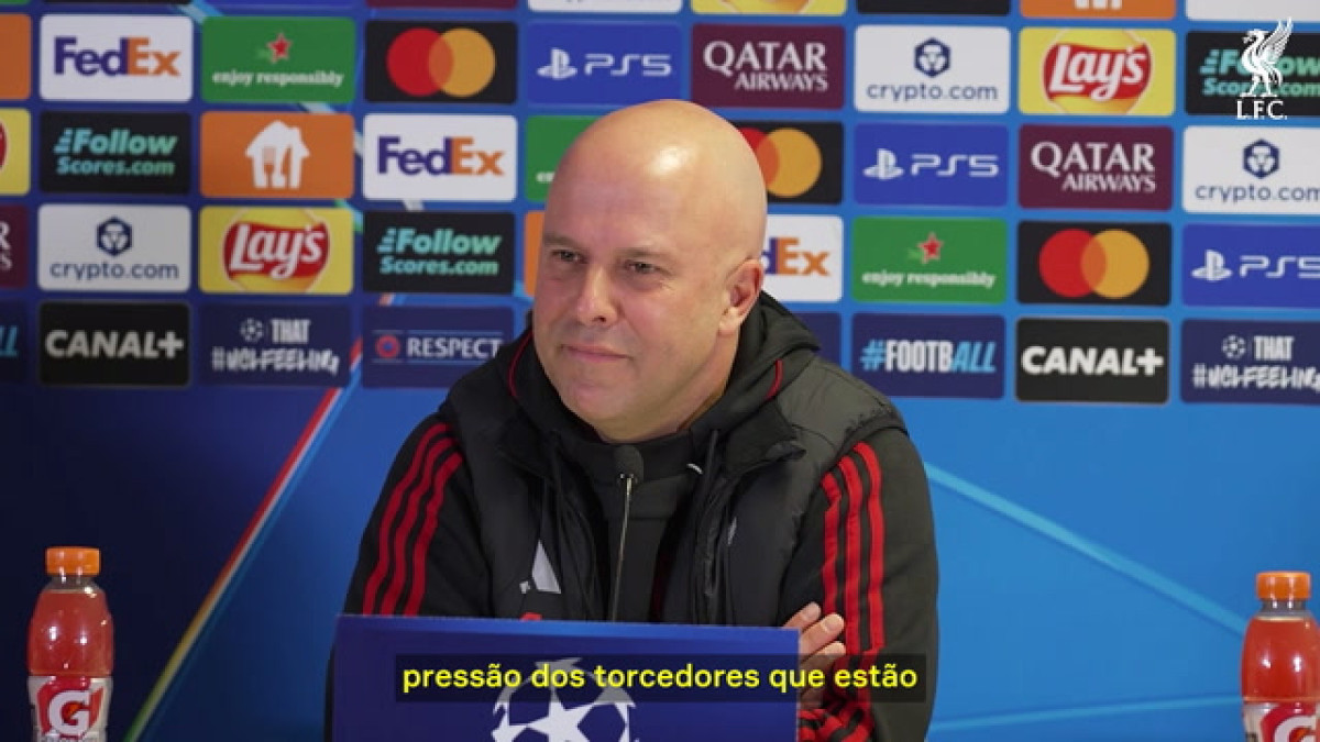 Arne Slot brinca: 'Xabi Alonso me ligou, vai assumir o Liverpool em seis meses'