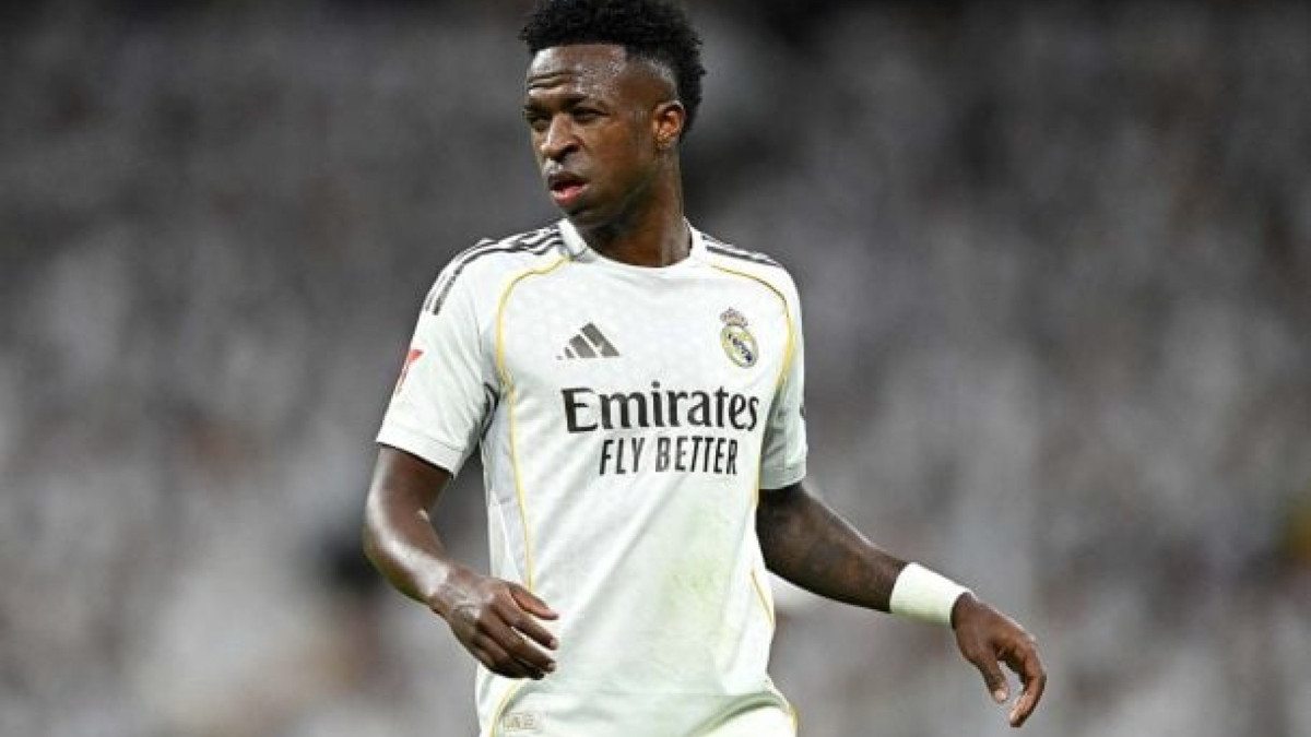 Craque brasileiro quebra o silêncio após show na Champions, comenta relação conturbada com a torcida e garante confiança na renovação