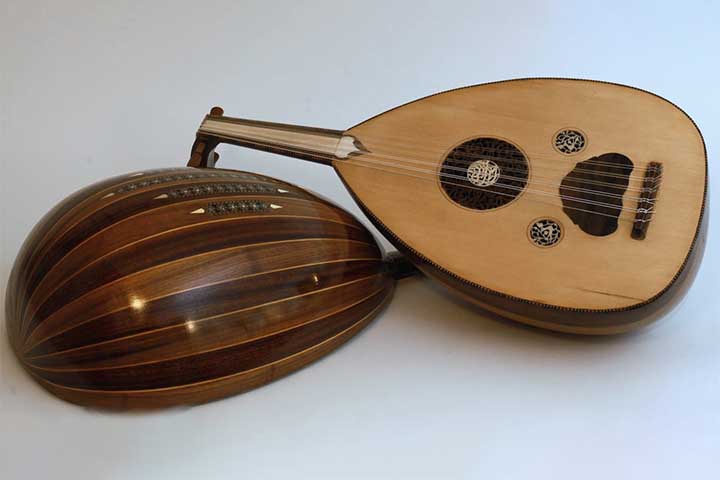 <p>Oud — Ásia Ocidental<br />
Considerado ancestral do violão, tem corpo arredondado e som profundo. É central em músicas tradicionais de países árabes e regiões próximas.</p>
