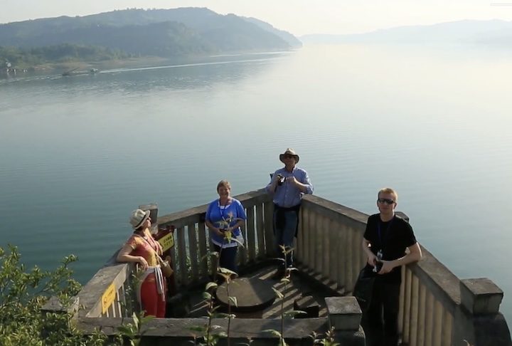 <p>A passagem leva a corredores estreitos e diferentes pontos de observação do rio e da vila no penhasco.</p>
