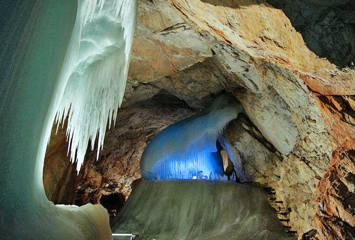 <p>Gruta Eisriesenwelt (Áustria) – É a maior caverna de gelo do planeta. Leva o nome da cidade onde está situada, perto de Salzburgo. Tem 42 km e recebe 200 mil visitantes por ano.</p>
