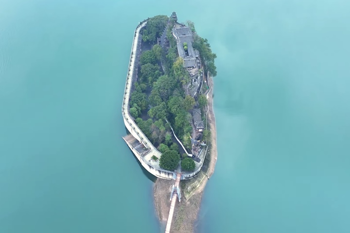 <p>O complexo fica cercado por uma muralha que foi construída após a elevação do nível da água devido à barragem das Três Gargantas.</p><?php if (strpos(site('ds_site_link'), '/apostas') === false): ?>
    </div>
    <div class=