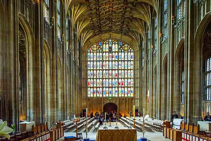 <p>Capela do Rei (Reino Unido) – 1475-1528 – No Castelo de Windsor, abriga túmulos de monarcas britânicos. Destaca-se pelos vitrais medievais e teto gótico impressionante. Foi palco de casamentos da família real.</p>
