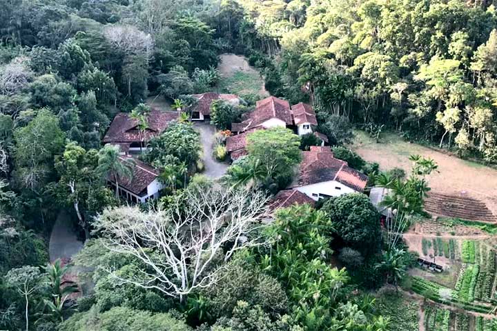 <p>Além disso, apresentam trilhas ecológicas em áreas de mata nativa, com possibilidade de avistar espécies locais da fauna, com a experiência de ecoturismo.</p><?php if (strpos(site('ds_site_link'), '/apostas') === false): ?>

    </div>

    <div class=