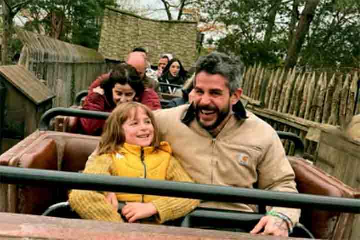 <p>Pedro Neschling foi casado entre 2007 e 2009 com a cantora Luiza Possi, filha da também cantora Zizi Possi. Em 2010, o ator começou a se relacionar com a artista plástica Vitória Frate, casamento que se estendeu por uma década, até 2020. Dessa relação nasceu a filha do casal, Carolina, em 18 de maio de 2017.</p>
