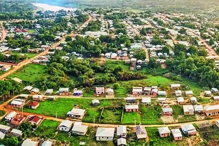 <p>Pauini (AM) – 42,63 pontos – Localizada no interior do Amazonas, enfrenta dificuldades de logística. Serviços de educação e saúde mal estruturados. Economia baseada em atividades de subsistência.</p>
