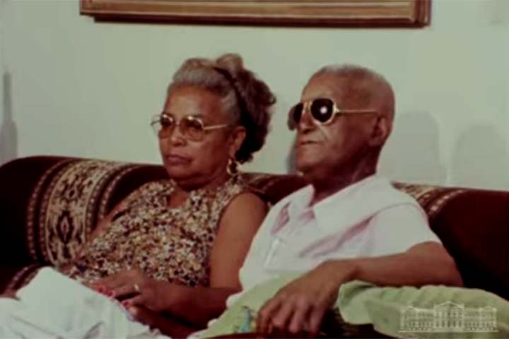 <p>Nos anos 1960, Cartola reencontrou o sucesso. Ao lado de sua companheira Dona Zica, com quem viveu até o fim da vida, fundou o lendário restaurante Zicartola, na Rua da Carioca, no centro do Rio de Janeiro.</p>
