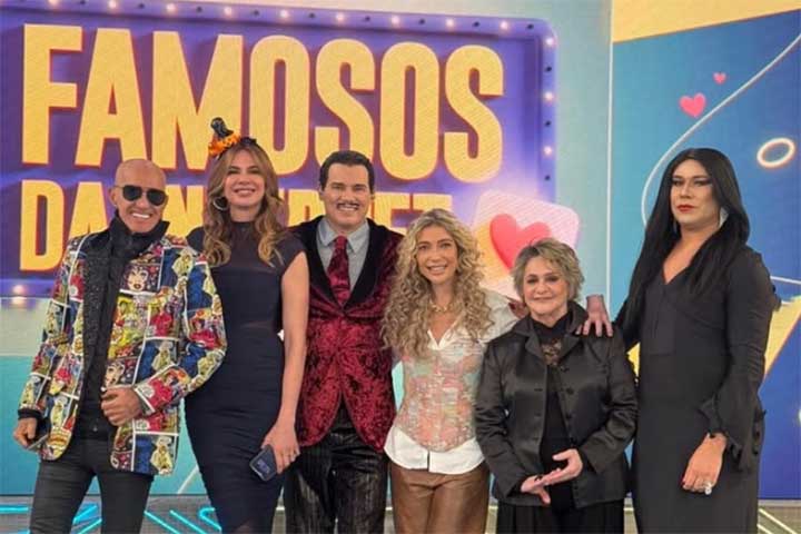 <p><span style=font-weight: 400;>A estreia como apresentadora aconteceu em 15 de janeiro de 2001, quando assumiu o comando do “SuperPop” na RedeTV!, substituindo Adriane Galisteu. </span></p>
