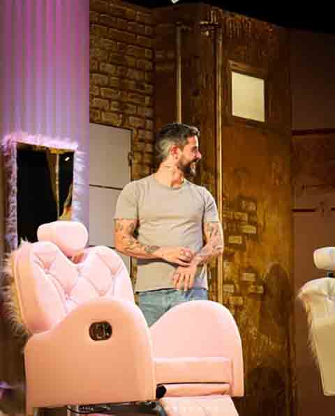 <p>Em 2020, Neschling fez sua estreia como roteirista de telenovela em “Salve-se Quem Puder”, escrita por Daniel Ortiz.</p>
