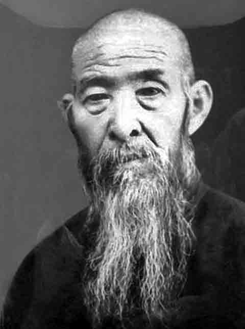 <p>Sun Lutang foi o criador do Tai Chi Chuan estilo Sun, que combina a arte marcial com o Xingyiquan e o Baguazhang. É conhecido por seus movimentos pequenos e circulares, posturas altas e passos sutis, sendo o quarto em popularidade.</p>
