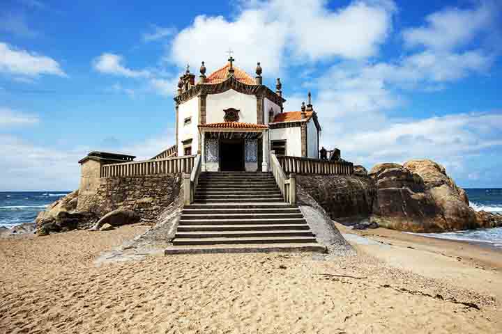 <p>Capela do Senhor da Pedra (Portugal) – 1686 – Construída sobre uma rocha à beira-mar, em Vila Nova de Gaia. O mar a envolve durante tempestades, criando um cenário dramático. É um local de culto e peregrinação religiosa.</p>
