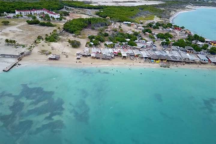 <p>A área foi vendida para empreendimentos privados, transformada em residências e resorts de luxo, e cercada por muros que impediram a população local de chegar à praia</p><?php if (strpos(site('ds_site_link'), '/apostas') === false): ?>
  </div>

  <div data-type=