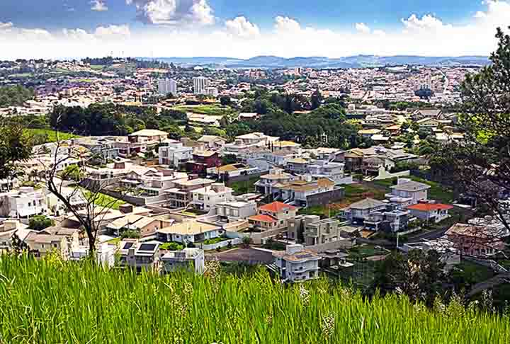 <p>Vinhedo oferece diversos serviços voltados para a terceira idade. Entre eles, o “Bem Viver” e o Centro Dia “Quero Vida”, que realiza atividades e cuidados para idosos semidependentes.</p>
