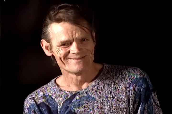 <p>No entanto, a mesma intensidade que marcava sua arte também se refletia em sua vida pessoal. A partir dos anos 1950, Chet Baker mergulhou profundamente no uso de drogas, o que afetou sua carreira e sua saúde de forma dramática.</p>
