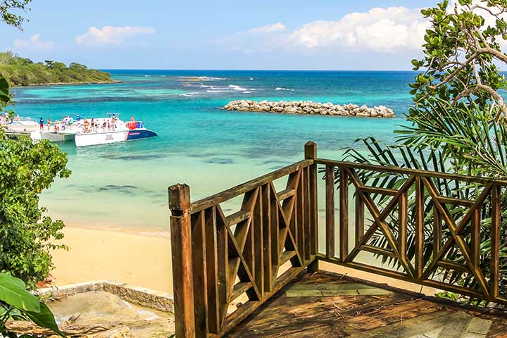 <p>Praias públicas, hotéis de proprietários jamaicanos, restaurantes comunitários, música ao vivo e iniciativas sustentáveis permitem ao visitante conhecer o país além dos muros dos resorts.</p>
