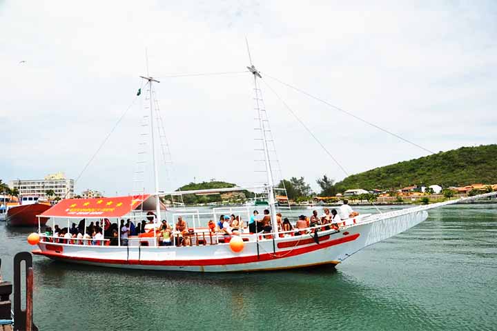 <p>Os passeios de barco são uma das formas mais populares de conhecer Arraial do Cabo. Partindo da Praia dos Anjos, os roteiros passam por praias paradisíacas como a do Farol e as Prainhas do Pontal do Atalaia, além de pontos como a Gruta Azul e a Fenda de Nossa Senhora.</p>
