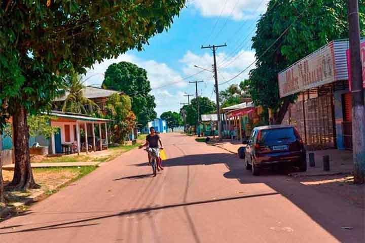 <p>Pracuúba (AP) – 43,50 pontos – Distante de centros econômicos e com acesso limitado a transporte. Serviços de saúde e educação são insuficientes para a população. Economia de subsistência e falta de diversificação econômica.</p>
