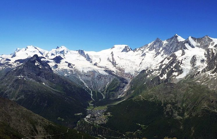 <p>Jan conseguiu pedir ajuda via <i data-path-to-node=2,2,0 data-index-in-node=41>walkie-talkie</i>, mas a equipe de resgate aéreo não conseguia localizar o ponto exato da queda devido à vasta extensão da geleira.</p><?php if (strpos(site('ds_site_link'), '/apostas') === false): ?>
    </div>
    <div class=