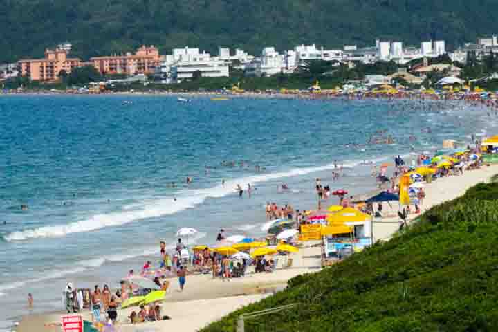 <p>Florianópolis oferece boa qualidade de vida, alta segurança e muitos recursos, como centros de convivência, atividades físicas e culturais.</p><?php if (strpos(site('ds_site_link'), '/apostas') === false): ?>

    </div>

    <div class=