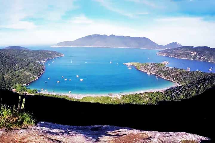 <p>A trilha é também o caminho para a paradisíaca Praia do Forno, que pode ser acessada de barco por quem preferir evitar a caminhada. Um passeio imperdível!</p>
