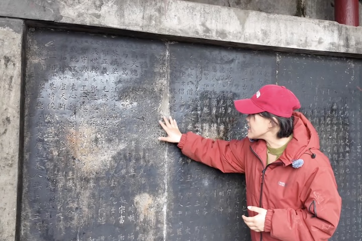 <p>De acordo com as crenças locais, se o monumento ficar úmido e escurecido, os habitantes entendem como sinal de chuva no dia seguinte.</p>
