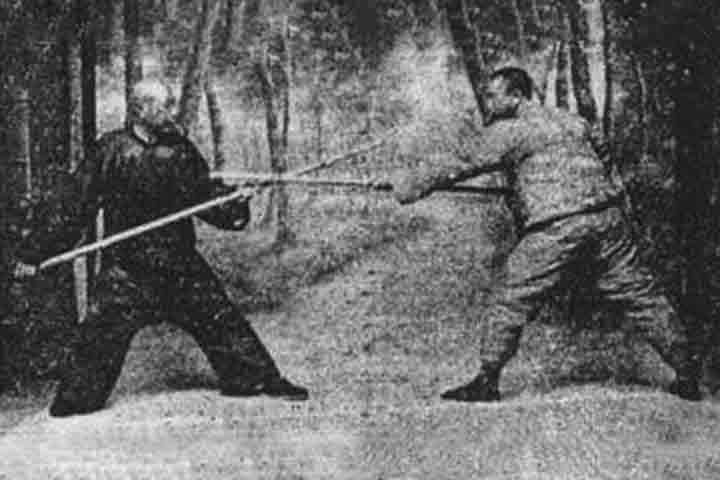 <p>O estilo Wu foi desenvolvido por Wu Quanyou e seu filho Wu Jianquan, sendo conhecido por seus movimentos mais lentos e alongados do que o estilo Yang.</p>
