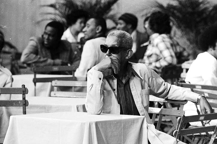 <p>O local tornou-se ponto de encontro de sambistas tradicionais e jovens músicos, como Nara Leão e Paulinho da Viola. O Zicartola foi mais que um restaurante: virou símbolo da resistência do samba de morro e da convivência entre gerações e estilos musicais.</p>
