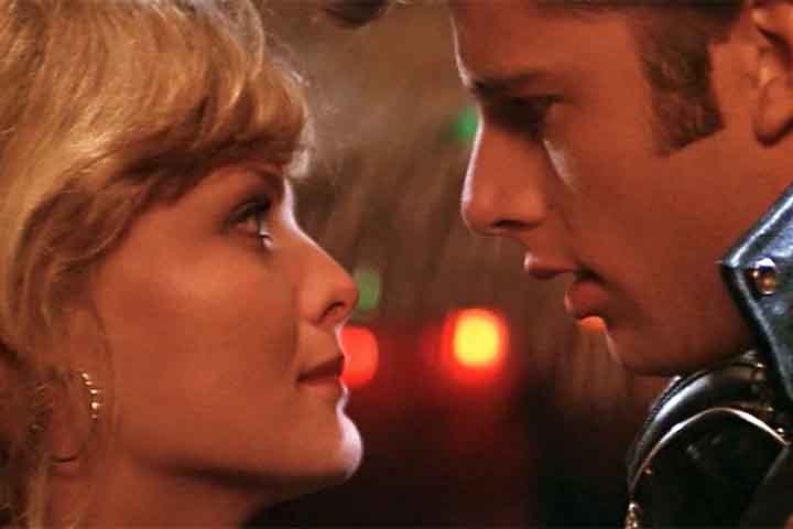 <p>Em 1982, interpretou seu primeiro papel de destaque em “Grease 2”, mas foi no ano seguinte, com “Scarface”, que sua carreira passou a receber holofotes.</p>
