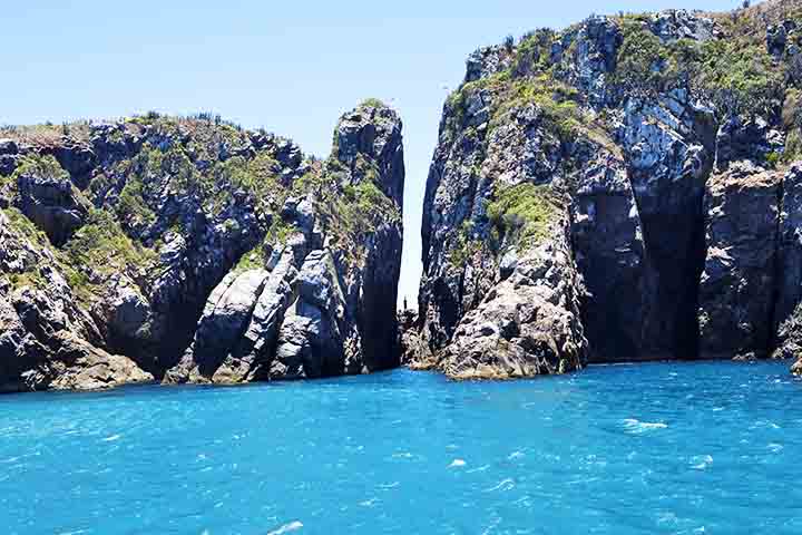 <p>A vista do pôr do sol é deslumbrante e o local atrai turistas em busca de fotos, paz e o famoso beijo nas rochas, visto como uma bênção da natureza e da fé.</p>
