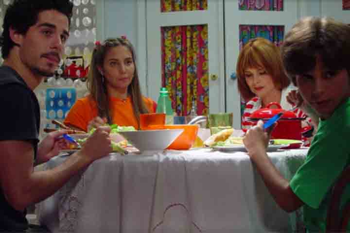 <p>Dois anos depois, assinou, ao lado de Jovane Nunes e Victor Leal, o roteiro da adaptação cinematográfica da peça “Hermanoteu na Terra de Godah”. Entre longas em que já atuou estão “O Diário de Tati”, “Um Lobisomem na Amazônia” e “Um Homem Qualquer”.</p>
