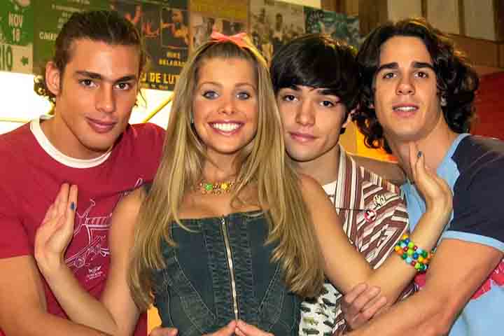 <p>Ao longo dos anos 2000, ele dedicou-se à sua carreira na televisão. Sua primeira novela foi “Da Cor do Pecado”, de 2004. Na trama, ele interpretou Dionísio Sardinha, personagem que lhe deu projeção junto ao grande público.</p>
