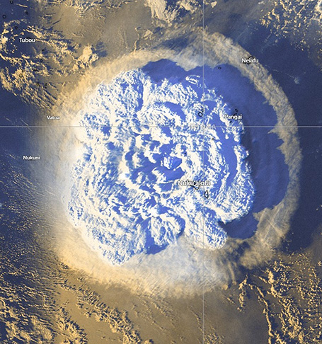 <p>Em 2022, a erupção do vulcão submarino Hunga Tonga-Hunga Ha’apai causou devastação no país e foi sentida em várias partes do mundo.</p>
