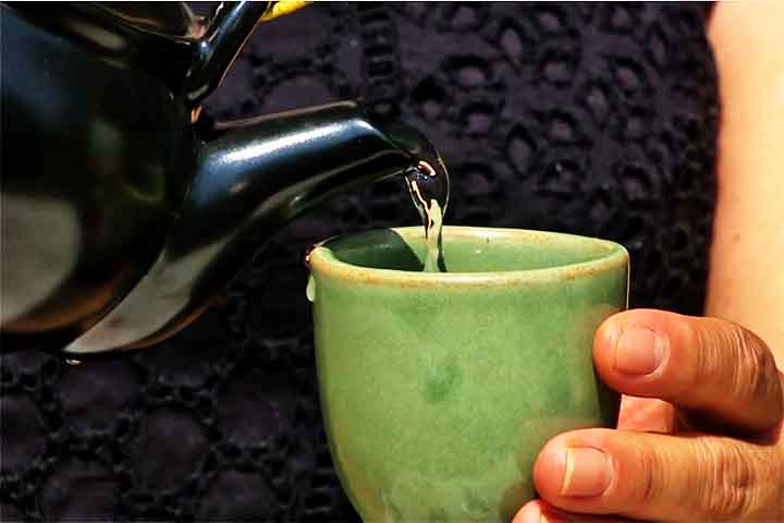 <p>As folhas dessa planta podem ser usadas para preparar chás e compressas, por exemplo, ou ainda encontrada na forma de cápsulas.</p>
