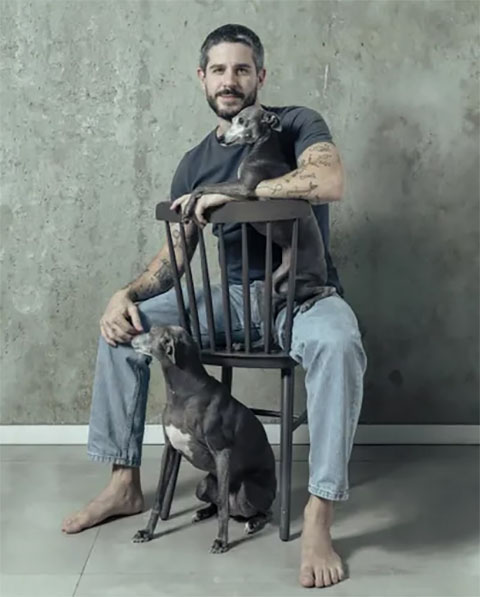 <p>“Aqui no Brasil, somos mais 10,7 milhões de pessoas com algum grau de perda auditiva. E nossa deficiência é invisível, daí a importância de se celebrar essa data. Em uma sociedade que está pouco atenta às diferenças, o dia a dia pode se tornar muito complicado para muitos de nós, sobretudo os que têm perda mais severa”, escreveu o ator.</p></div>

<!-- INTERBANNER 5 [RETANGULO(BR)] - DESKTOP - [INTERNAS] -->
<div class=