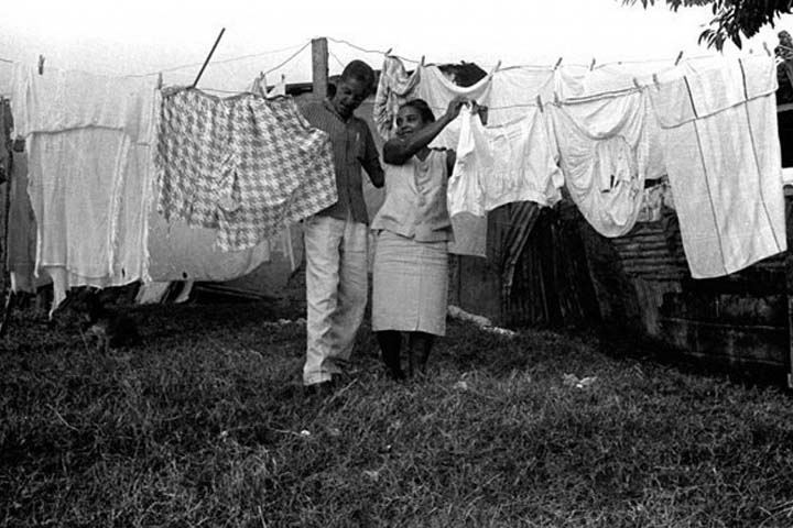 <p>Durante esse tempo, afastou-se do samba e chegou a viver em extrema pobreza. O artista foi redescoberto no final dos anos 1950, quando o cronista e radialista Sérgio Porto – mais famoso pelo pseudônimo de Stanislaw Ponte Preta – o encontrou lavando carros em Ipanema.</p>
