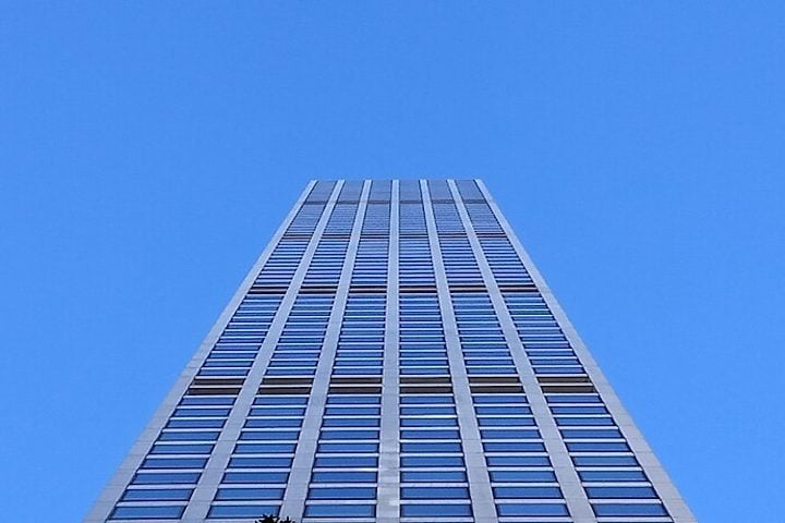 <p>“Não há calçada que vá te proteger dos nacos de concreto se soltando de um prédio de 426 metros de altura”, disse o engenheiro estrutural, Steve Bongiorno.</p>
