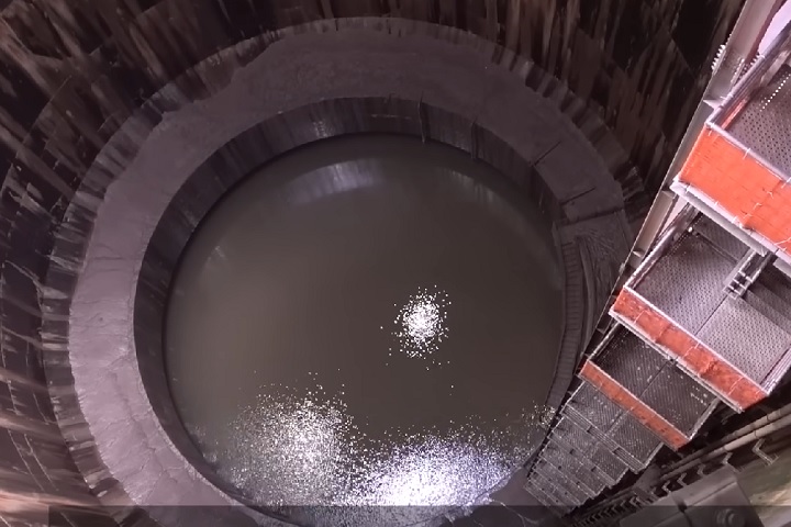 <p>Ele é composto por cinco imensos reservatórios de 70 metros de profundidade, conectados a um túnel subterrâneo de 6,5 km de extensão.</p><?php if (strpos(site('ds_site_link'), '/apostas') === false): ?>
  </div>

  <div data-type=