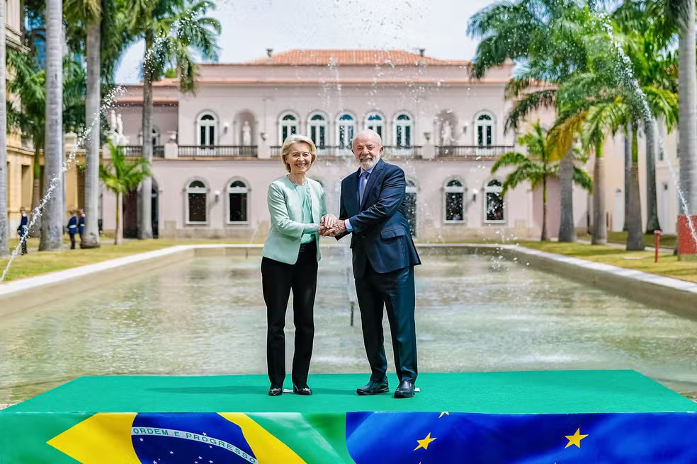 <p><span style=font-weight: 400;>Um dia antes da assinatura, Lula recebeu Ursula von der Leyen no Rio de Janeiro. “Esse acordo de parceria vai além da dimensão econômica. A UE e o Mercosul compartilham valores como respeito à democracia, ao Estado de Direito e aos direitos humanos. Mais diálogo político e mais cooperação vão garantir padrões elevados aos direitos trabalhistas e à defesa do meio-ambiente”, declarou o presidente brasileiro.</span></p><?php if (strpos(site('ds_site_link'), '/apostas') === false): ?>
    </div>
    <div class=